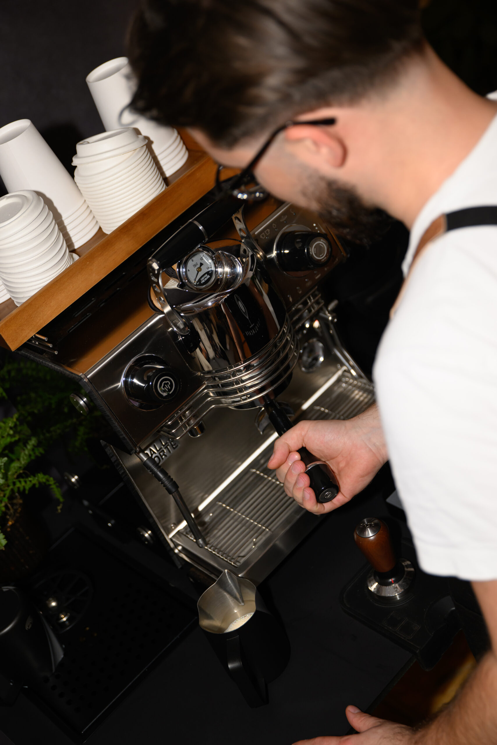 barista topola Cafe robi kawę w ekspresie dalla corte mina podczas wesela