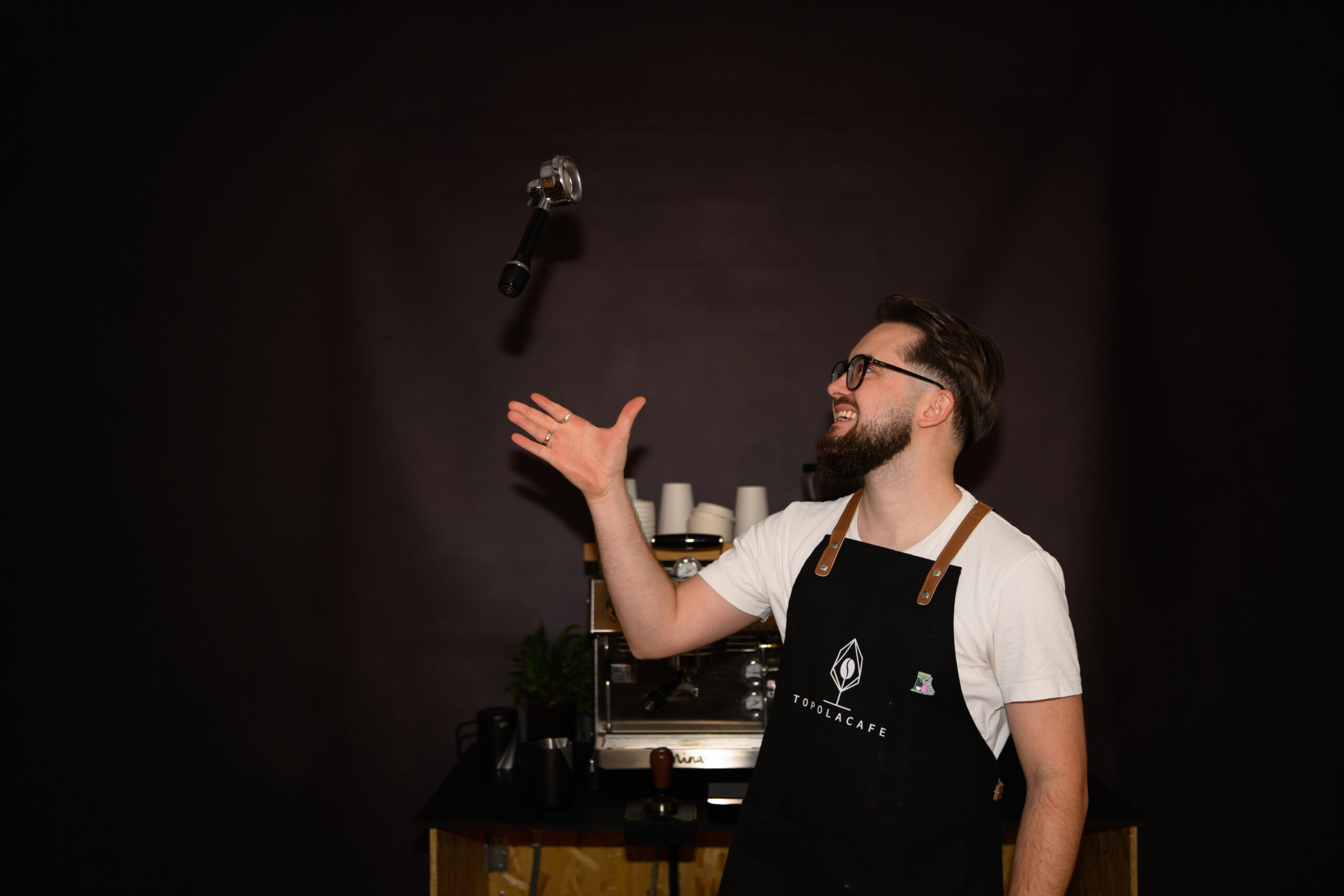Barista Topola cafe podrzuca kolbę od ekspresu Dalla corte mina